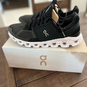 On Cloudswift Running shoe Black/white sz 10.5